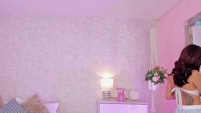 DahianaWalcott online show from 28, 2, 2025