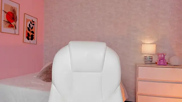 DahianaWalcott online show from 5, 3, 2025