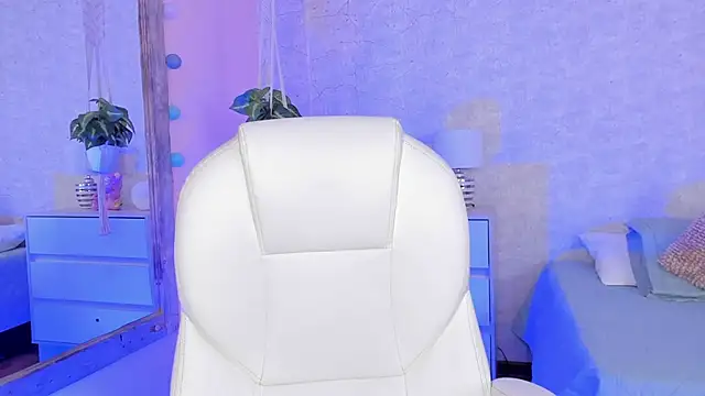 DahianaWalcott online show from 13, 2, 2025