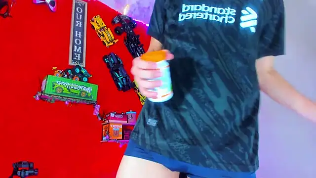 Snapshot of LilOwen_ chatting on 21, 10, 2025 LilOwen online show from 21, 10, 2025