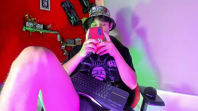 Snapshot of LilOwen_ chatting on 21, 11, 2025 LilOwen online show from 21, 11, 2025