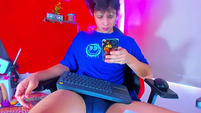 Snapshot of LilOwen_ chatting on 15, 11, 2025 LilOwen online show from 15, 11, 2025