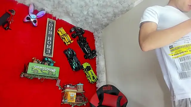 Snapshot of LilOwen_ chatting on 18, 10, 2025 LilOwen online show from 18, 10, 2025