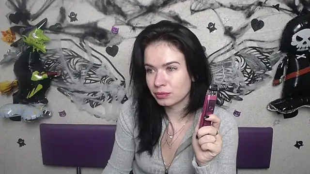 JasmineKouch online show from 6, 11, 2025