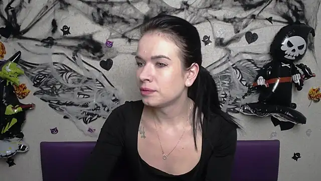 JasmineKouch online show from 28, 10, 2025