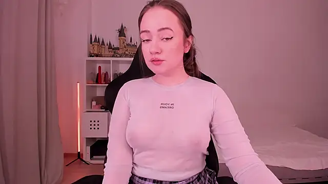 WalkingGirl online show from 27, 2, 2025