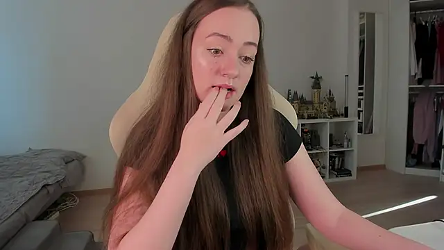 WalkingGirl online show from 13, 4, 2026