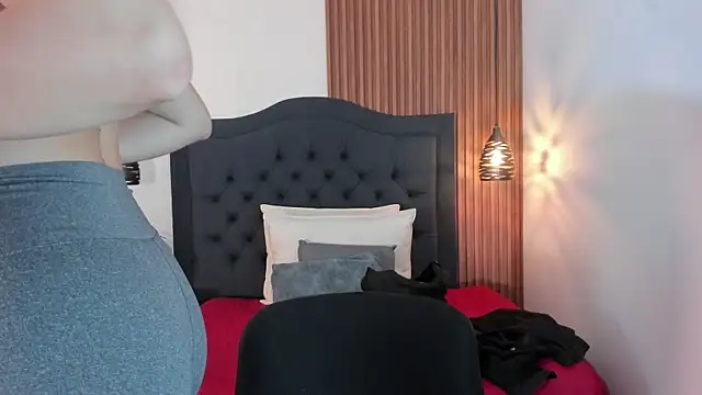 SARA STONE17 online show from 5, 3, 2025