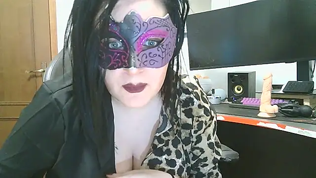 LaDamaNeraa online show from 10, 10, 2025