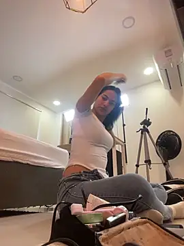 ariel jonees online show from 5, 11, 2025