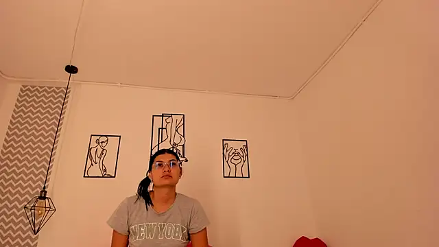 Snapshot of cloehonney chatting on 6, 10, 2025 cloehonney online show from 6, 10, 2025