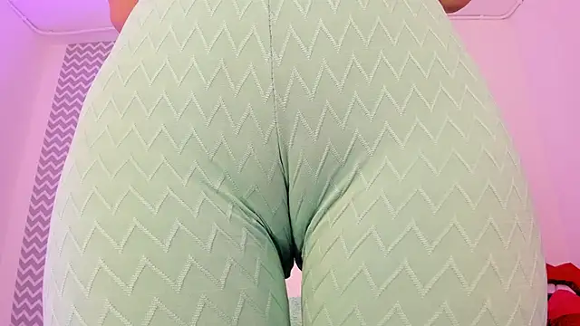 Snapshot of cloehonney chatting on 11, 9, 2025 cloehonney online show from 11, 9, 2025