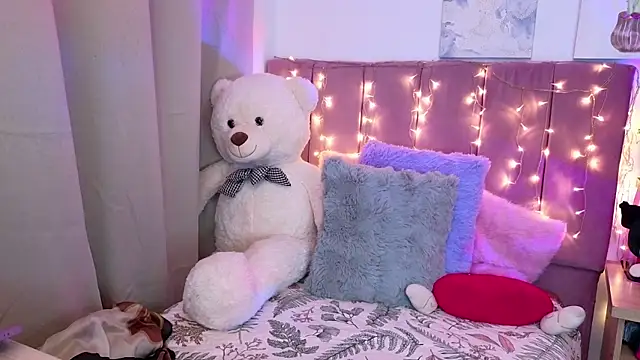 Snapshot of MiahJoness chatting on 10, 11, 2025 MiahJoness online show from 10, 11, 2025