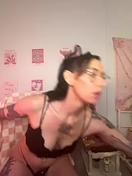 Snapshot of averietheangel chatting on 10, 10, 2025 averietheangel online show from 10, 10, 2025