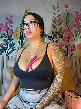 Snapshot of kiim_taaylor chatting on 3, 11, 2025 kiim taaylor online show from 3, 11, 2025