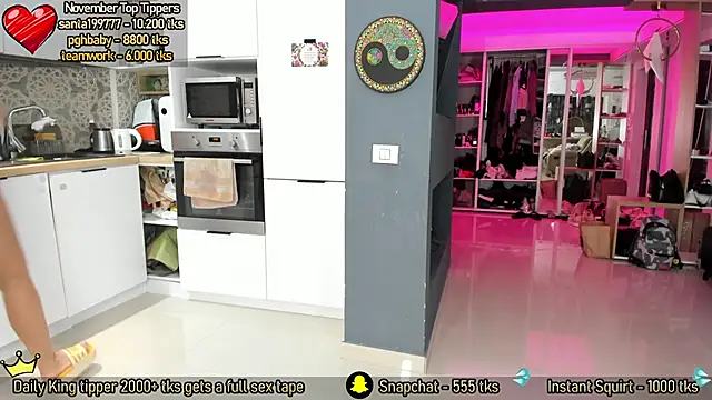 Snapshot of AmySuperHeroes chatting on 21, 11, 2025 AmySuperHeroes online show from 21, 11, 2025