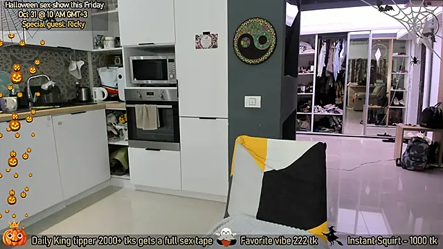 Snapshot of AmySuperHeroes chatting on 28, 10, 2025 AmySuperHeroes online show from 28, 10, 2025