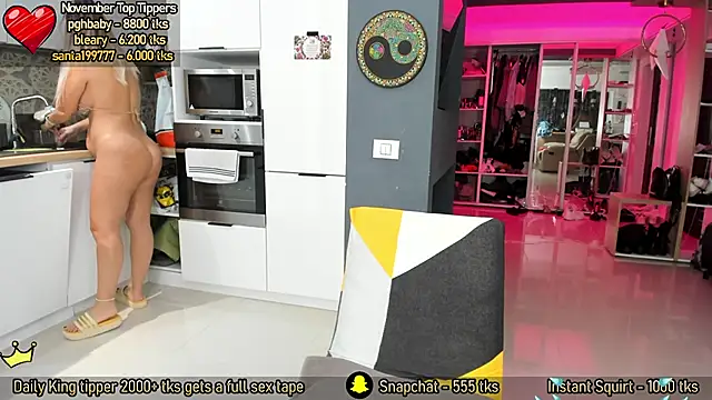 Snapshot of AmySuperHeroes chatting on 12, 11, 2025 AmySuperHeroes online show from 12, 11, 2025