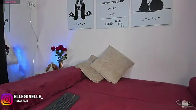 ElleGisellee online show from 7, 3, 2026