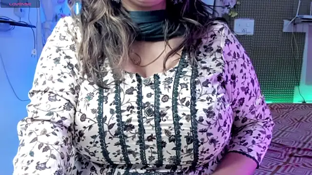 Snapshot of Gulabi_Queen chatting on 4, 3, 2025 Gulabi Queen online show from 4, 3, 2025