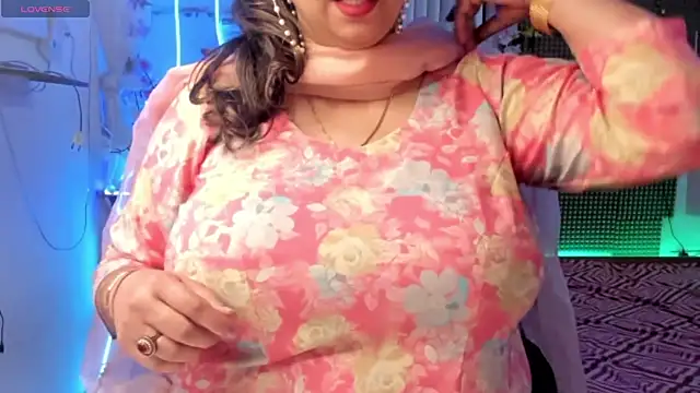 Snapshot of Gulabi_Queen chatting on 3, 2, 2025 Gulabi Queen online show from 3, 2, 2025