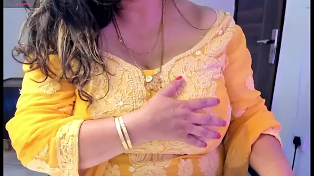 Snapshot of Gulabi_Queen chatting on 14, 3, 2025 Gulabi Queen online show from 14, 3, 2025