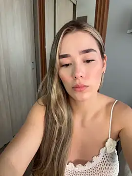 Snapshot of FridaKlein chatting on 6, 11, 2025 FridaKlein online show from 6, 11, 2025