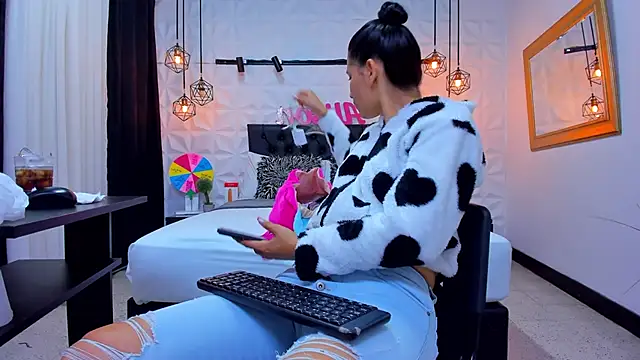 Alison Wiley online show from 25, 2, 2025