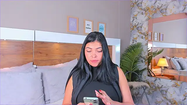 EmaBakker online show from 6, 11, 2025