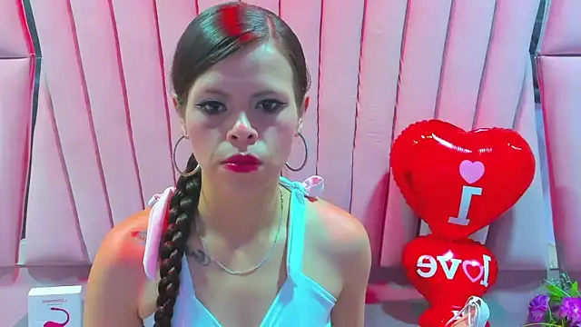 Mariana Benett online show from 4, 10, 2025