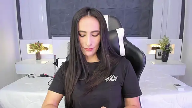 SaraGomez1 online show from 2, 10, 2025