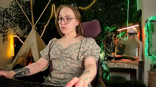 Snapshot of AphexQueen chatting on 29, 9, 2025 AphexQueen online show from 29, 9, 2025