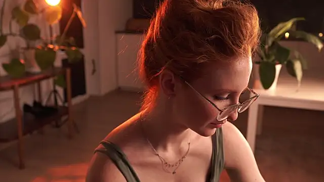 Snapshot of EsmaCrumbley chatting on 4, 3, 2026 EsmaCrumbley online show from 4, 3, 2026