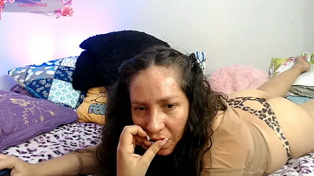 Snapshot of naihroby chatting on 8, 11, 2025 naihroby online show from 8, 11, 2025