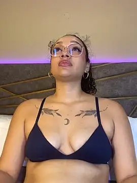 Snapshot of EMILYY_FOXY chatting on 4, 6, 2026 EMILYY FOXY online show from 4, 6, 2026