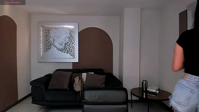 IsabellaHill  online show from 27, 12, 2024