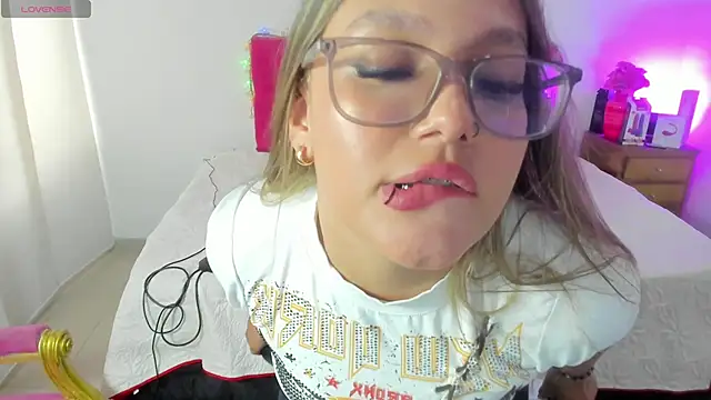 Snapshot of SofiaJoness_ chatting on 11, 3, 2025 SofiaJoness online show from 11, 3, 2025