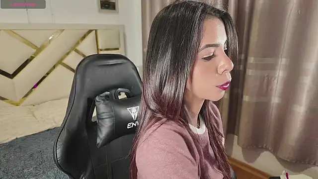 carolineamber  online show from 23, 4, 2026