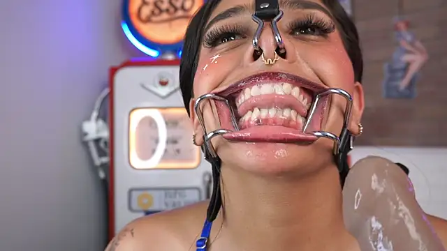 miss collins online show from 30, 4, 2026