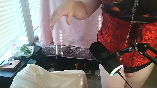 Snapshot of EmberLee chatting on 5, 10, 2025 EmberLee online show from 5, 10, 2025