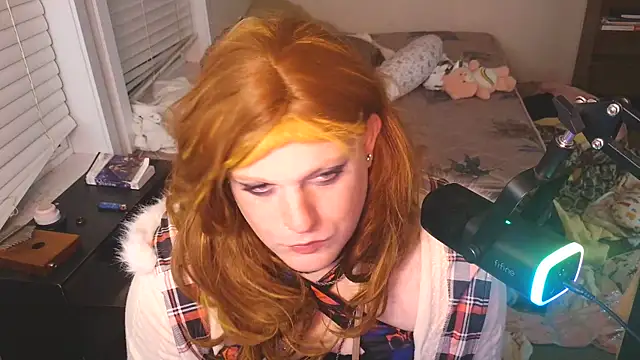 Snapshot of EmberLee chatting on 4, 10, 2025 EmberLee online show from 4, 10, 2025