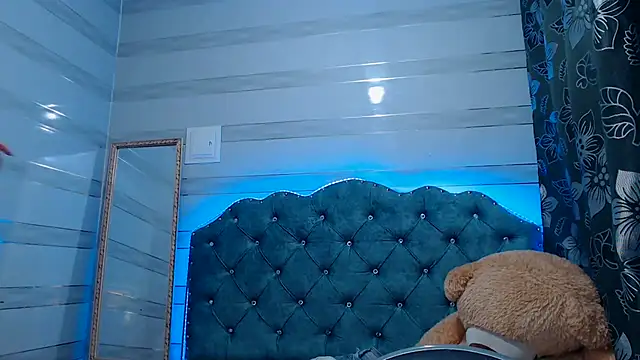 lily jamesx online show from 20, 3, 2025