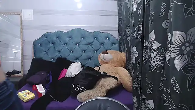 lily jamesx online show from 28, 2, 2025