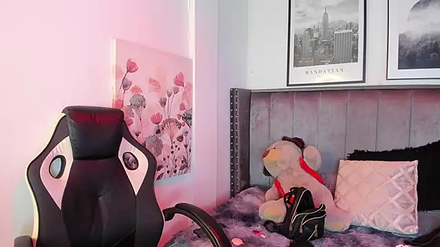 Alaia Cute online show from 4, 10, 2025