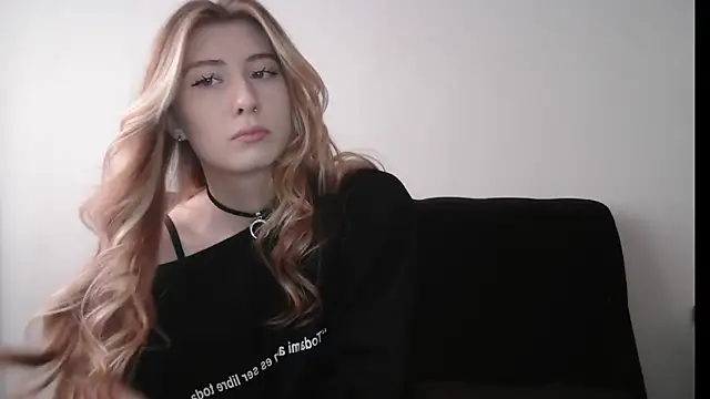 ErikaShyy online show from 6, 11, 2025