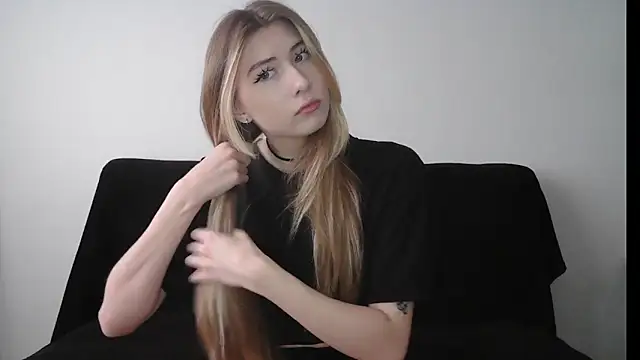 ErikaShyy online show from 3, 10, 2025