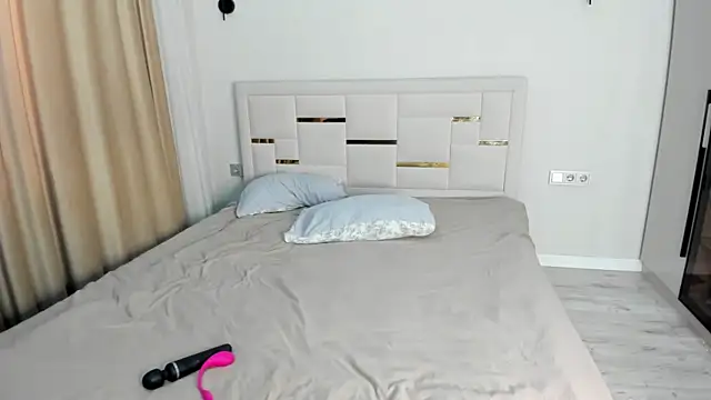 Lola Peach online show from 8, 4, 2026