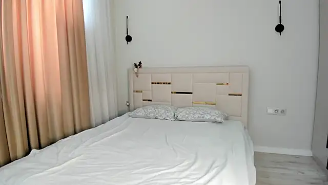 Lola Peach online show from 11, 3, 2026