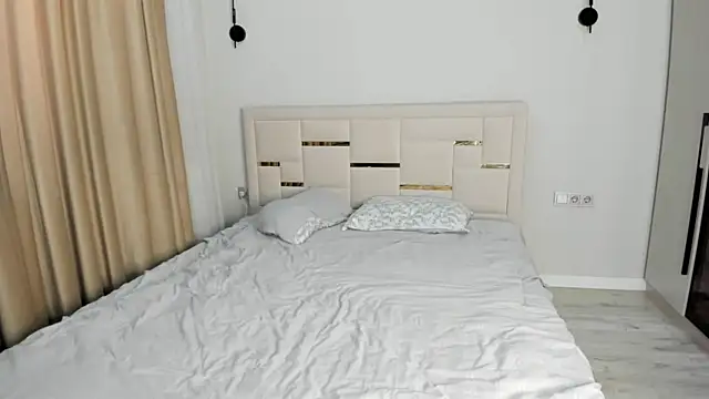 Lola Peach online show from 2, 4, 2026