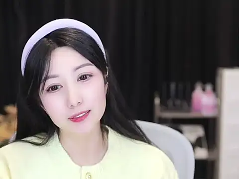 Nuyoah-77 online show from 5, 11, 2025